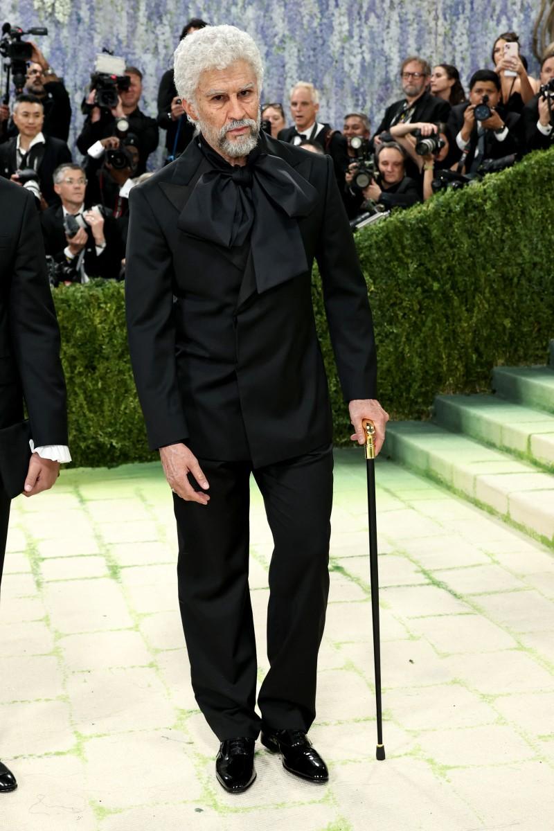 AFP - Bad Bunny sorprende en la Met Gala al llegar personificado de anciano 