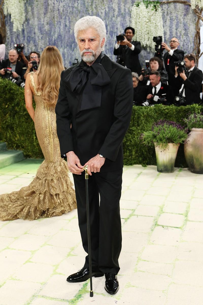 AFP - Bad Bunny sorprende en la Met Gala al llegar personificado de anciano 