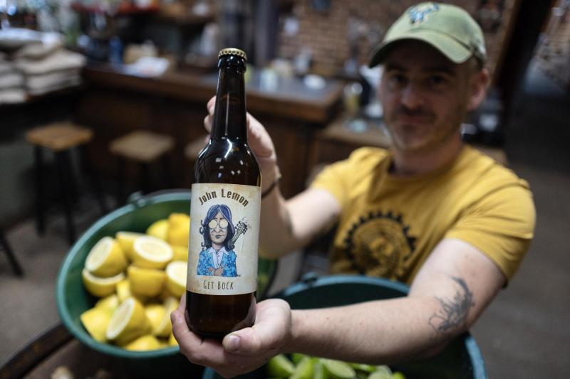 AFP - Bar francés deberá dejar de vender su cerveza "John Lemon"