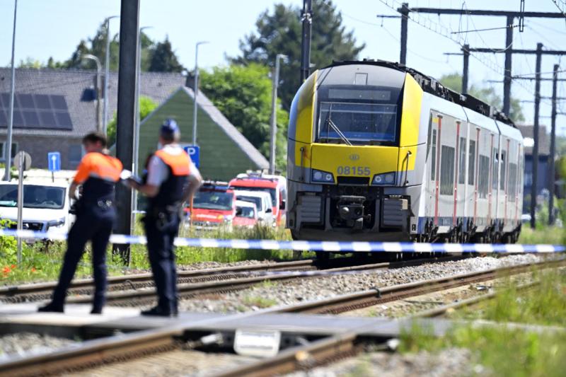 Tragedia en Bélgica: tren choca con furgón escolar y hay al menos cuatro muertos