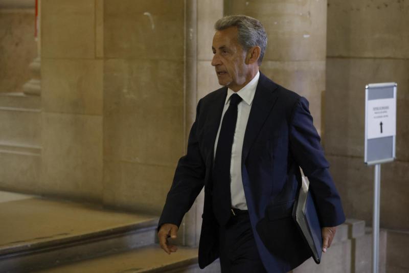 AFP - Sarkozy denuncia la "novela grotesca" sobre la presunta financiación libia de su campaña electoral