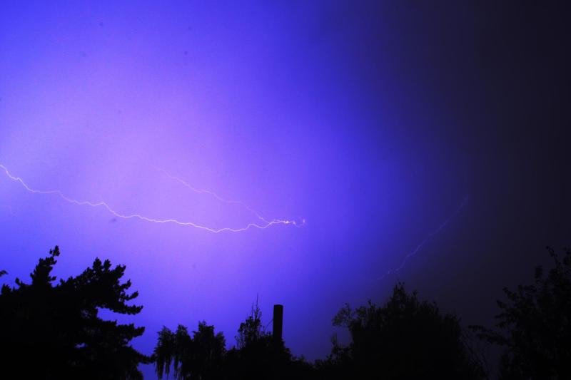 Emiten aviso por tormentas eléctricas en seis regiones - Agencia Uno