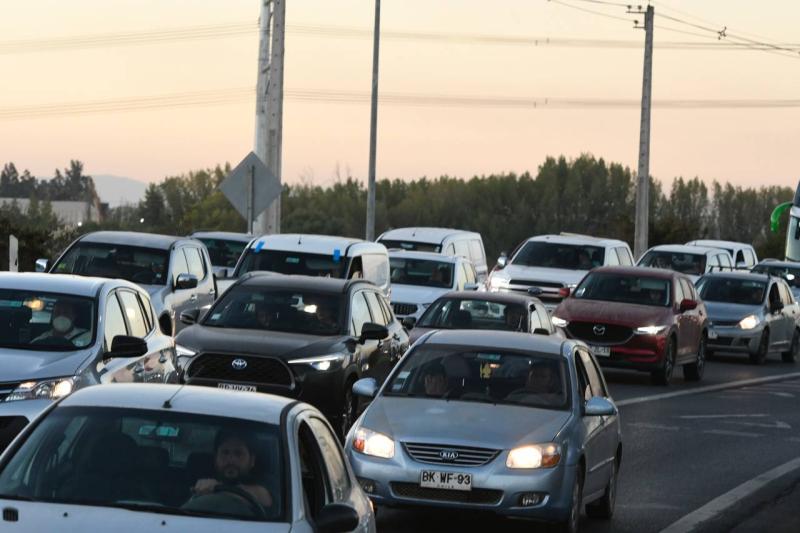 AAgencia UNO - Santiago casi no reduce sus tacos pese al alza de las bencinas: Metro se llena pero el auto sigue dominando