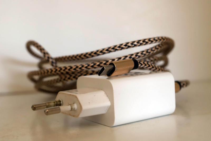 Agencia Uno - Chile oficializa el USB- Tipo C como cargador universal: revisa desde cuándo regirá la norma