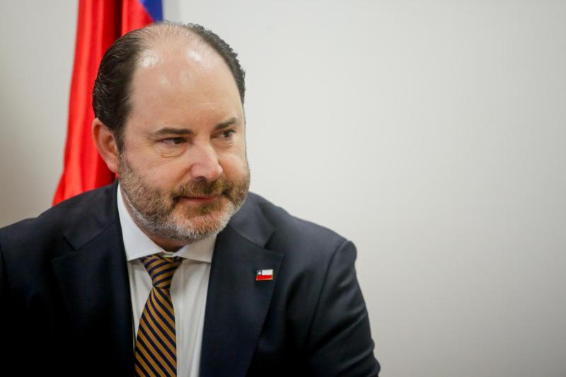 Agencia Uno - Ministro del Trabajo advierte sobre "emergencia laboral" y descarta recorte de beneficios sociales