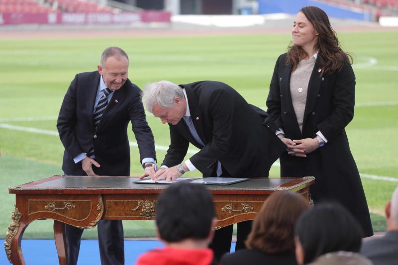 Agencia Uno - Presidente Kast promulgó este miércoles en el Estadio Nacional la ley que modifica el marco regulatorio de las Sociedades Anónimas Deportivas Profesionales