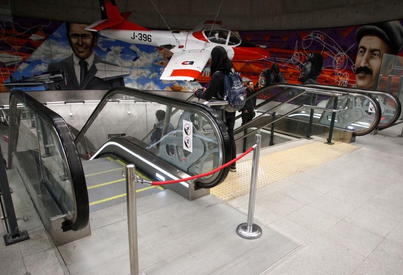 Agencia Uno (referencial) - Escalera mecánica fuera de servicio en Metro