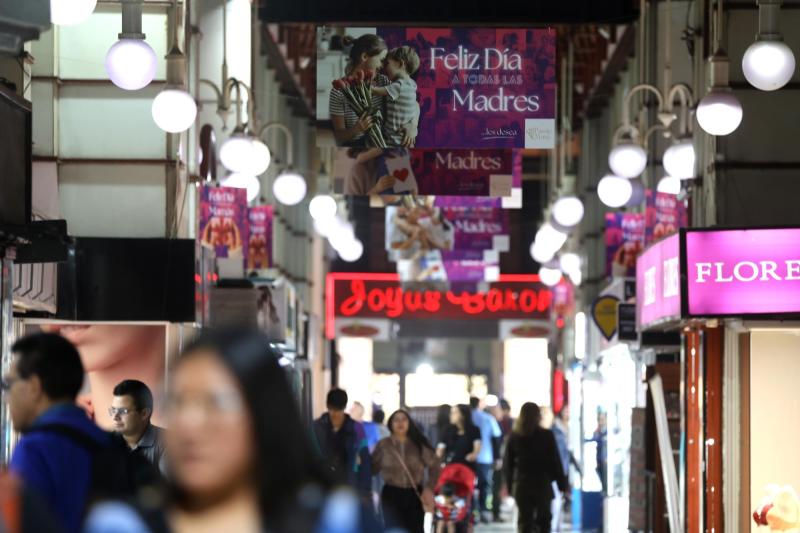 Aton (Referencial) - Previo al Día de la Madre 2026: Hasta qué hora funcionarán supermercados y malls HOY sábado 9 de mayo