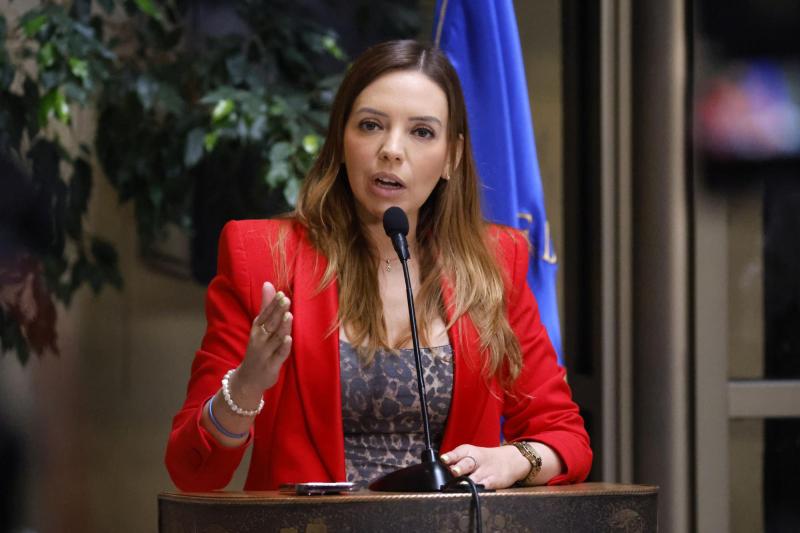 Aton- Senadora Camila Flores