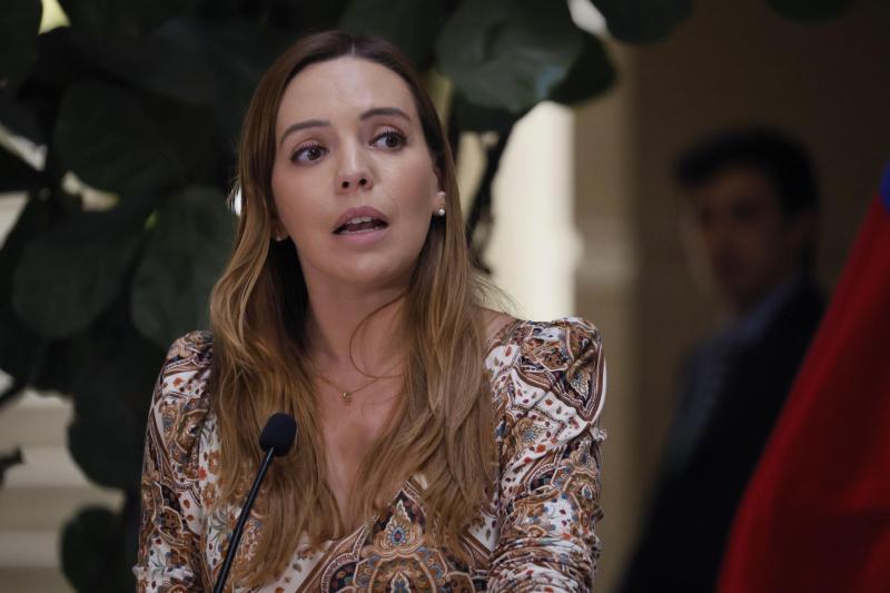 Senadora Flores (RN) anuncia acciones legales contra extrabajadora - Aton