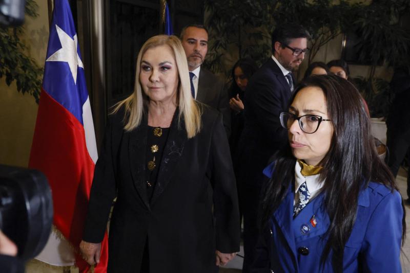 Aton- Jiles junto a la bancada PDG