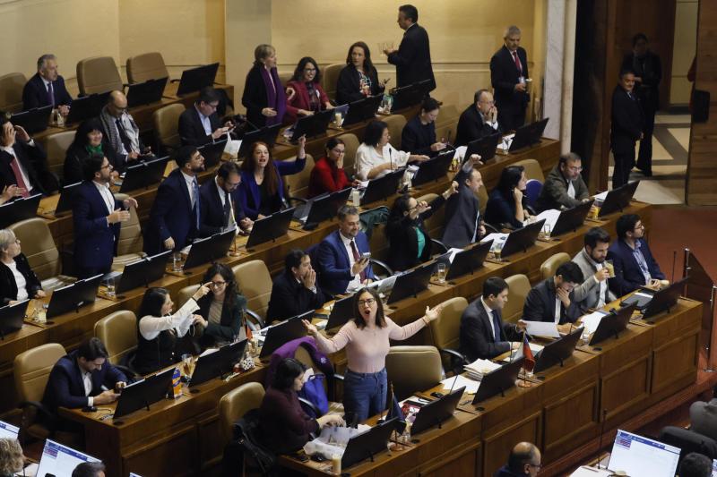 Aton- Cámara despachó la megarreforma pese a reparos de la oposición