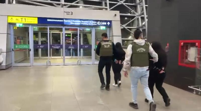 Mujeres detenidas en Aeropuerto de Santiago