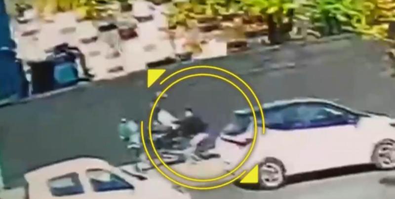 VIDEO | Agarró a motochorro en plena huida, lo hizo caer y frustró el robo de su celular