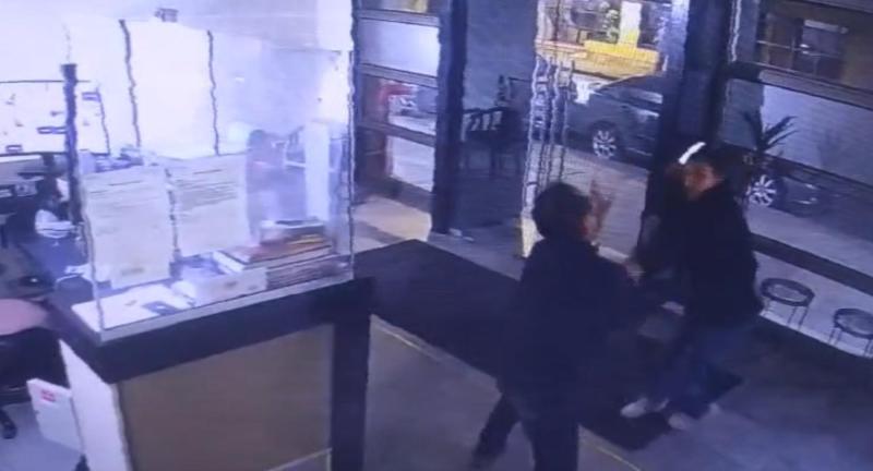 T13 - Captan impactante agresión a conserje en edificio de Santiago: trabajador recibió varias puñaladas