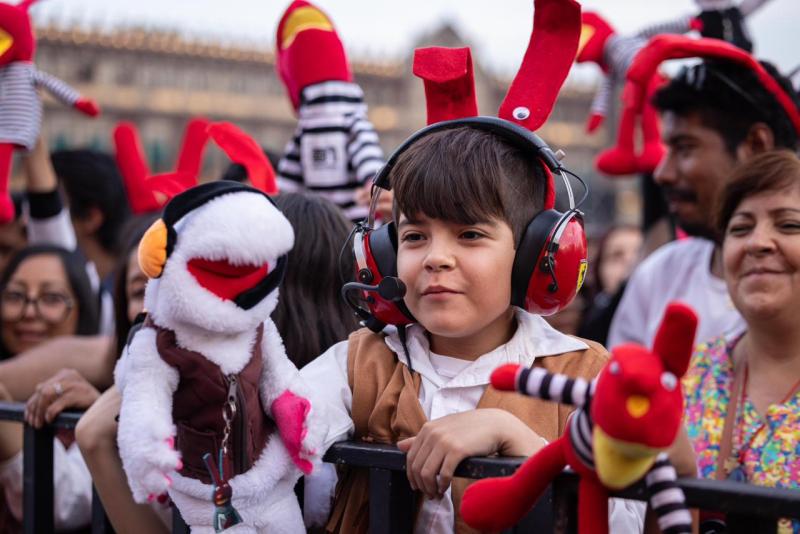 31 Minutos reúne a más de 230 mil fans en el Zócalo de Ciudad de México: "Chile, hermano, ya eres mexicano” - @GobCDMX