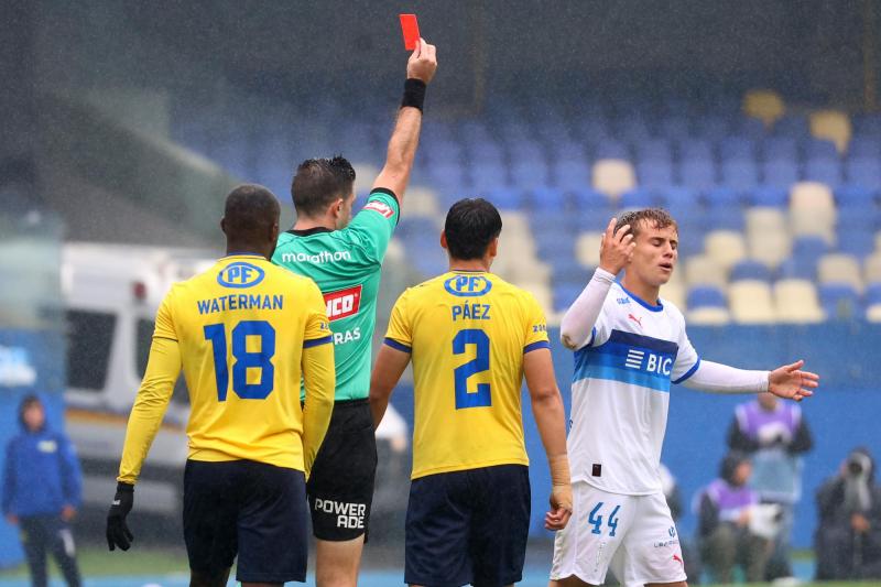 U. Católica: Salas vio la roja | Photosport