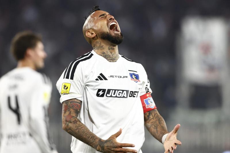 Colo-Colo vista a la UC en el Claro Arena - Photosport