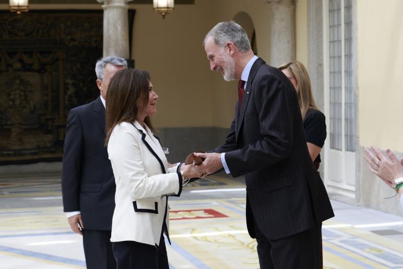 Casa Real - Rey Felipe VI de España entrega premio a familia Luksic