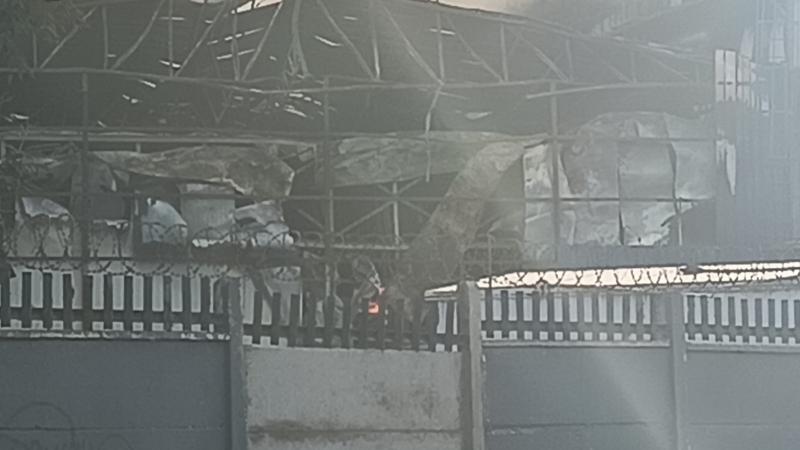 Alerta por presencia de amoniaco en frigorífico que se incendia en Buin - T13