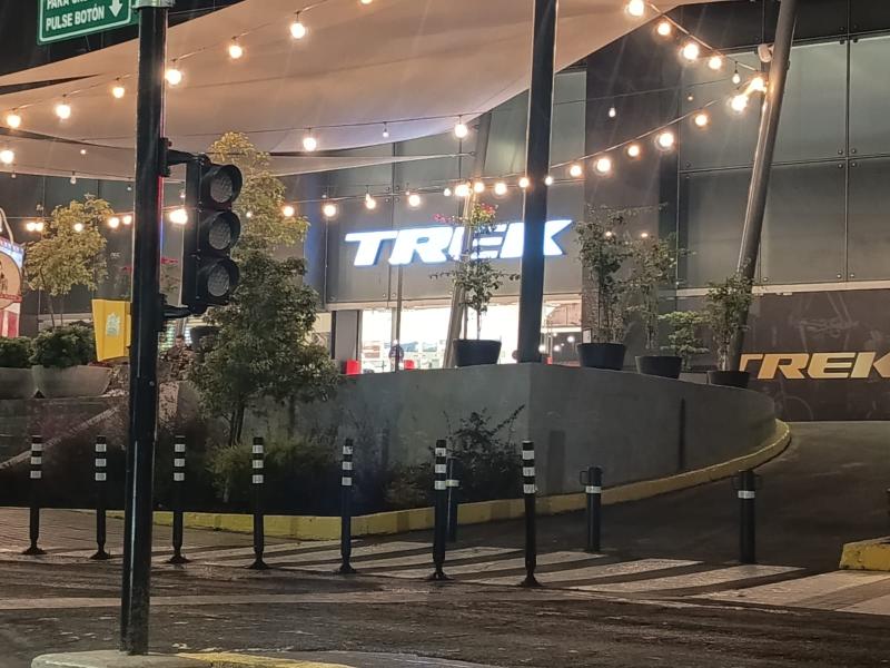 Delincuentes perforaron un muro para robar tienda de bicicletas en Costanera Center