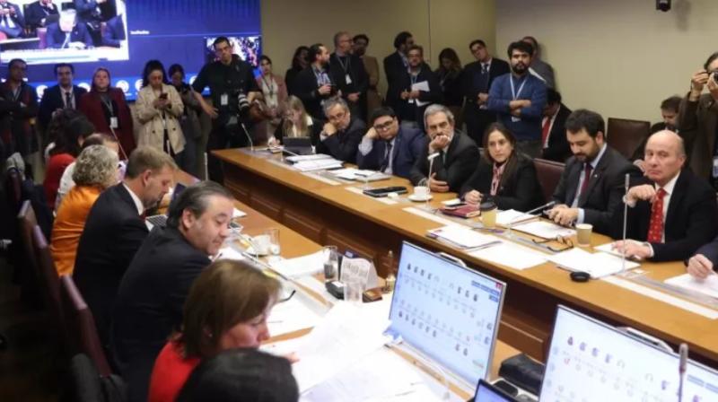 EX-Ante - Comisión de Hacienda: Así fue la tensa sesión que invalidó mayoría de las 1300 indicaciones opositoras a Plan Quiroz