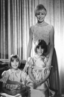 Janet Leigh y sus hijas Kelly y Jamie Lee Curtis en 1963 - Foto IMDB