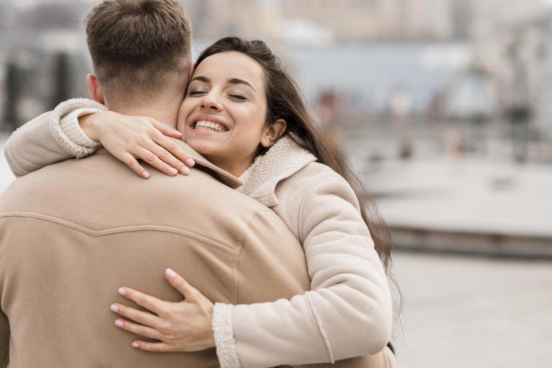 Dejó las aulas y ahora gana hasta 100 mil dólares al año abrazando hombres - Freepik