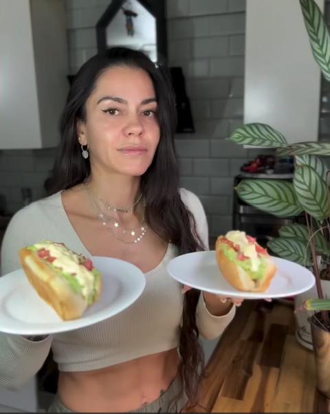 Agencia UNO/Ig - Apenas 342 calorías: Influencer chilena creó el "completo italiano fit"