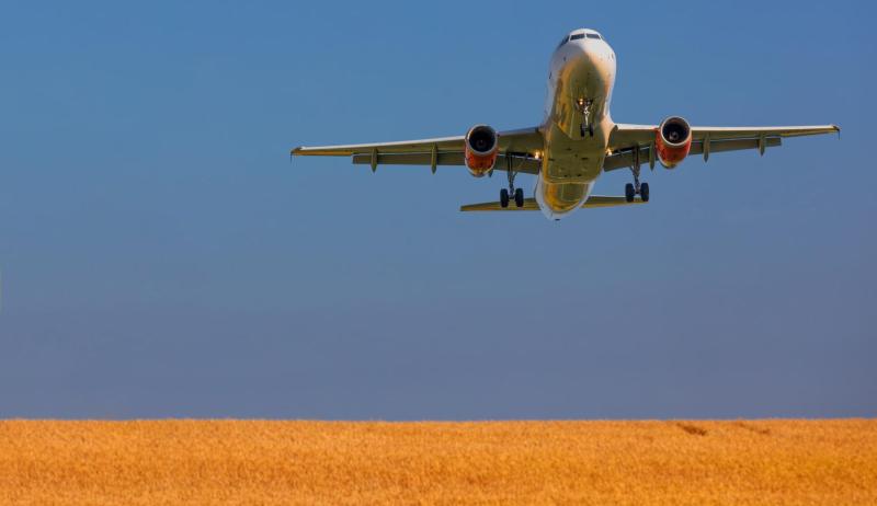 Freepik - Avión golpea un camión y un poste de alumbrado en autopista de EEUU