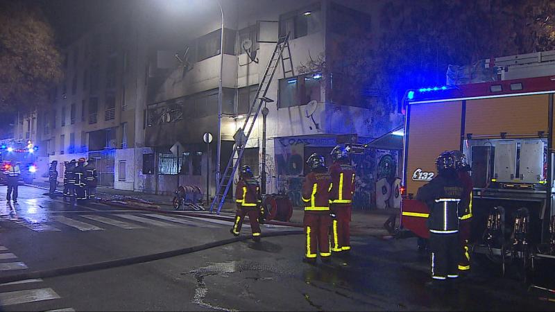 Incendio consumió primer piso de un departamento de Santiago Centro - T13
