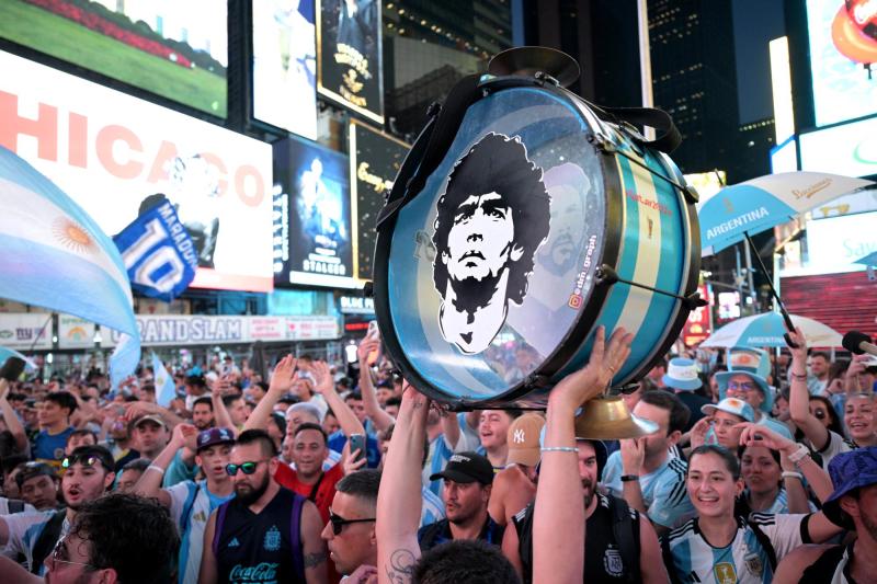AFP - Hinchas de Argentina esperan su debut en el Mundial (archivo)