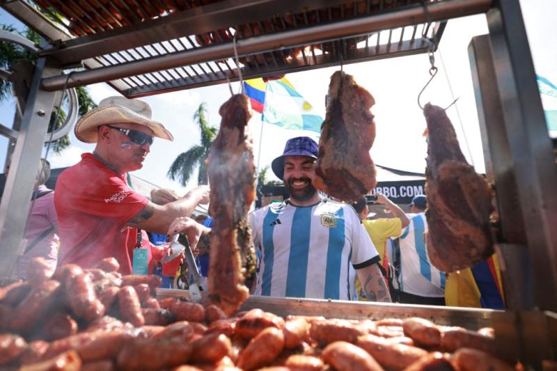 AFP - Hinchas de Argentina esperan el debut de su selección en el Mundial (archivo)