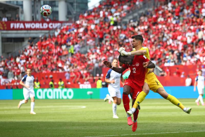 El escalofriante choque en partido de Canadá y Bosnia por el Mundial - AFP