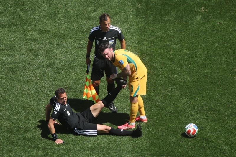 Insólito: Árbitro del Mundial se acalambró en pleno partido - AFP