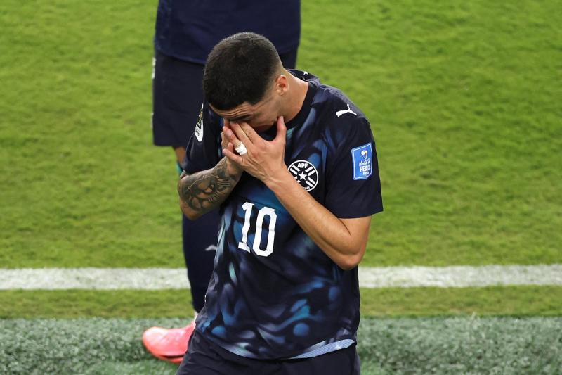 Almirón recibe histórica roja en el Mundial - AFP