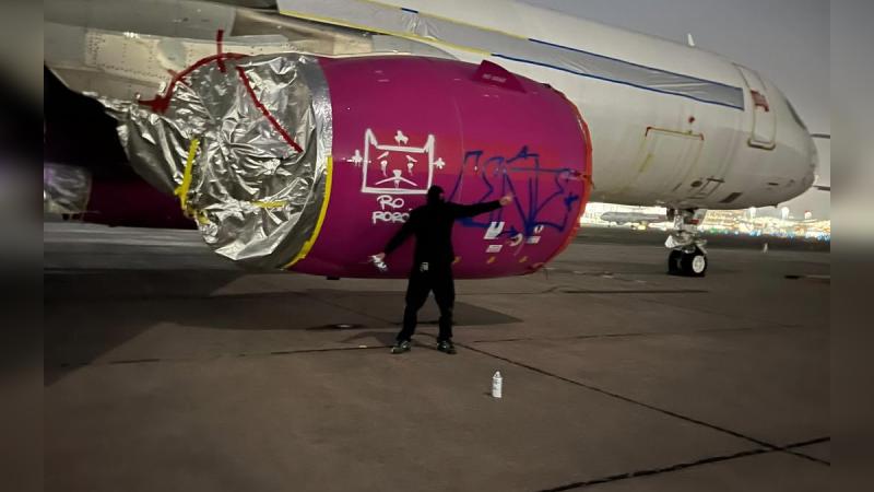 Instagram/centeee - Sujeto vulnera seguridad del Aeropuerto de Santiago y raya avión en plena losa