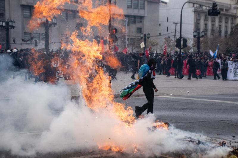 Agencia Uno - Codina dice que estudiante herida en marcha Confech habría recibido piedrazo de otros manifestantes