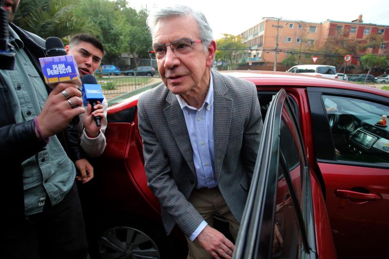 Aton - Exalcalde de Las Condes, Joaquín Lavín, apuntó a "ensañamiento político" contra su hijo y su nuera