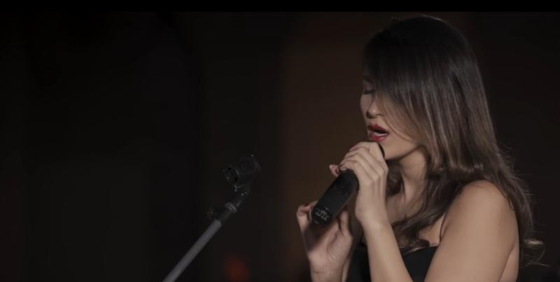 Captura Youtube Parastoo Ahmadi - Cantante iraní cantó sin velo