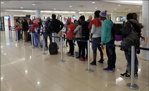Mil dólares y una reserva hotelera por siete días eran los documentos que traían los ciudadanos haitianos al llega a Chile, en 2017.
