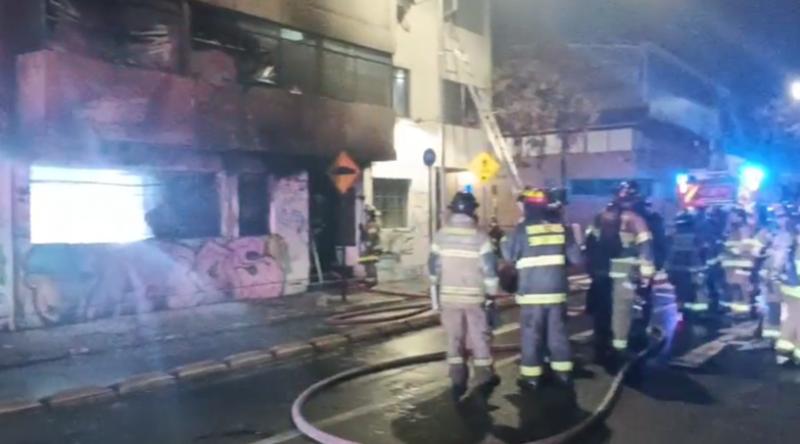 Incendio destruye un departamento en Santiago: cámaras captaron a un hombre lanzando líquido acelerante