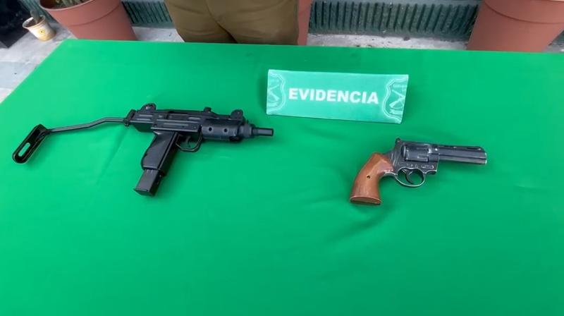 Dos adolescentes de 16 años fueron detenidos con armas al interior de un vehículo en Quilicura