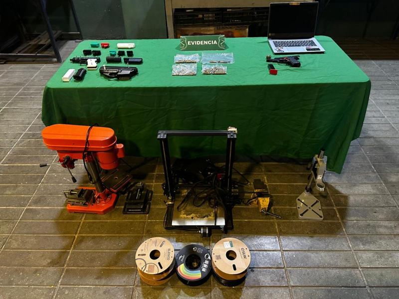 Carabineros encuentra armamento y equipos para modificación de armas tras procedimiento por persona herida de bala