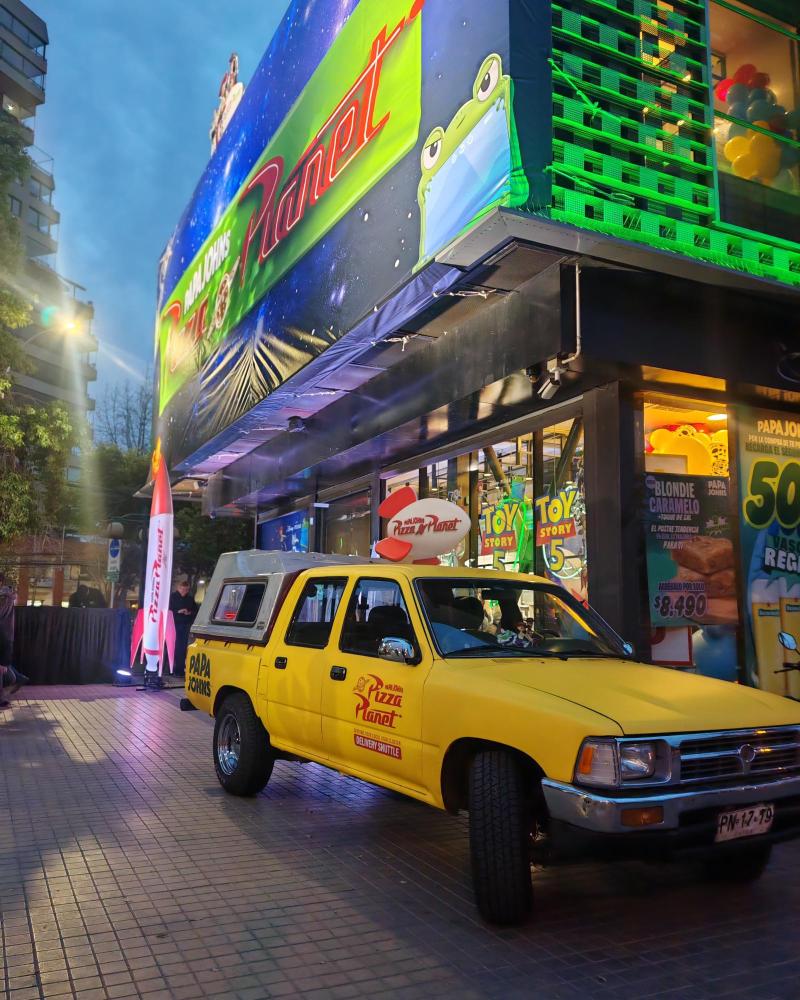 Papa Johns convierte sucursal de Irarrázaval en "Pizza Planeta" de Toy Story