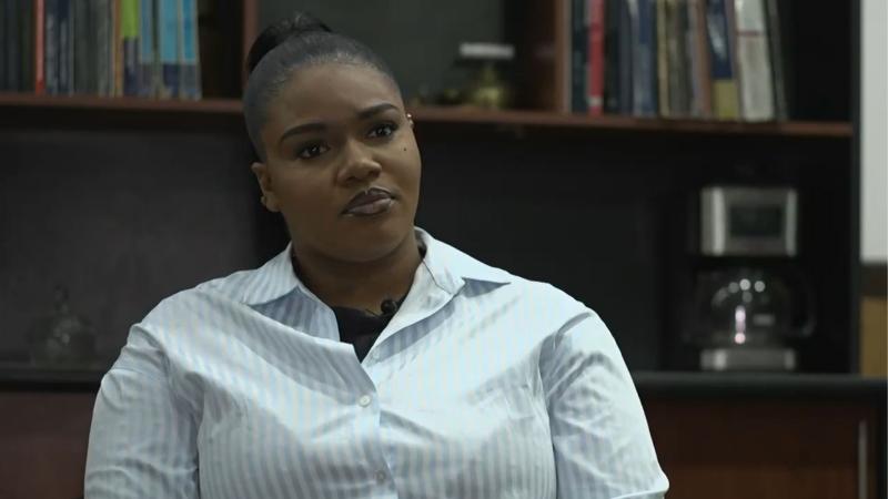 T13 - Ciudadana haitiana que viajó con 34 niños habla por primera vez tras preinforme de Contraloría