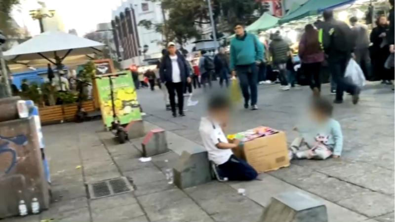 T13 - El relato de niño que trabaja en el comercio ambulante en pleno centro de Santiago