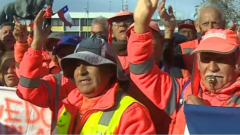 La Tarde es Nuestra - Trabajadores adultos mayores de Puente Alto llevan tres meses sin sueldo
