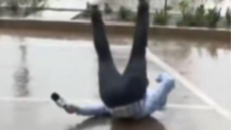 X - Reportero se hizo viral tras caer en vivo mientras advertía sobre los riesgos de la lluvia