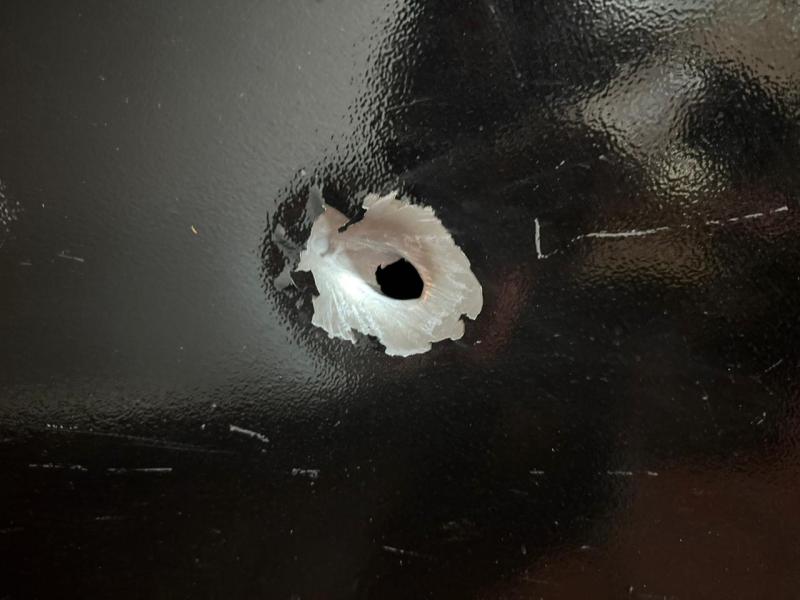 Puerta metálica por donde pasó una bala - T13